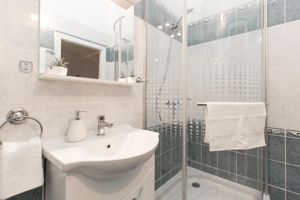 Bpm: Dob70 Classic Apartment In Downtown بودابست الغرفة الصورة